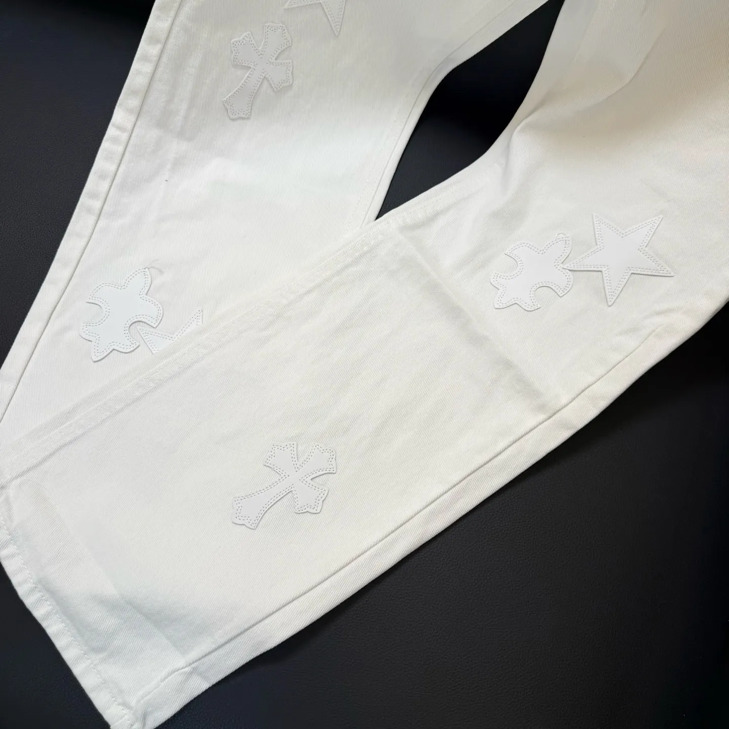 P280 Style number: D345 Chrome Hearts Chrome Hearts Star Series White Bull King Size: 28, 30, 32, 34 (S-XL) Color: White Size reference: Pants length 100 102 104 106 106 Waist 72 76 80 84 88 Recommended weight S (about 110 pounds) M (about 140 pounds) L (about 140 pounds) XL (around 165)
